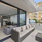 Inviting 2Br Unit With Parking Near Coogee Beach