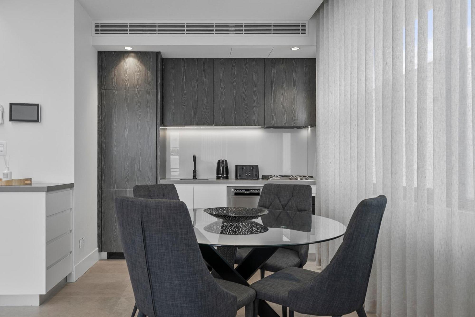 Apartment Inviting 2br Unit With Parking Near Coogee *