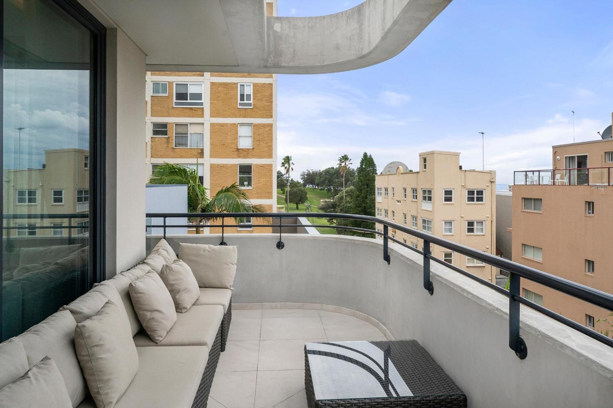 Inviting 2br Unit With Parking Near Coogee