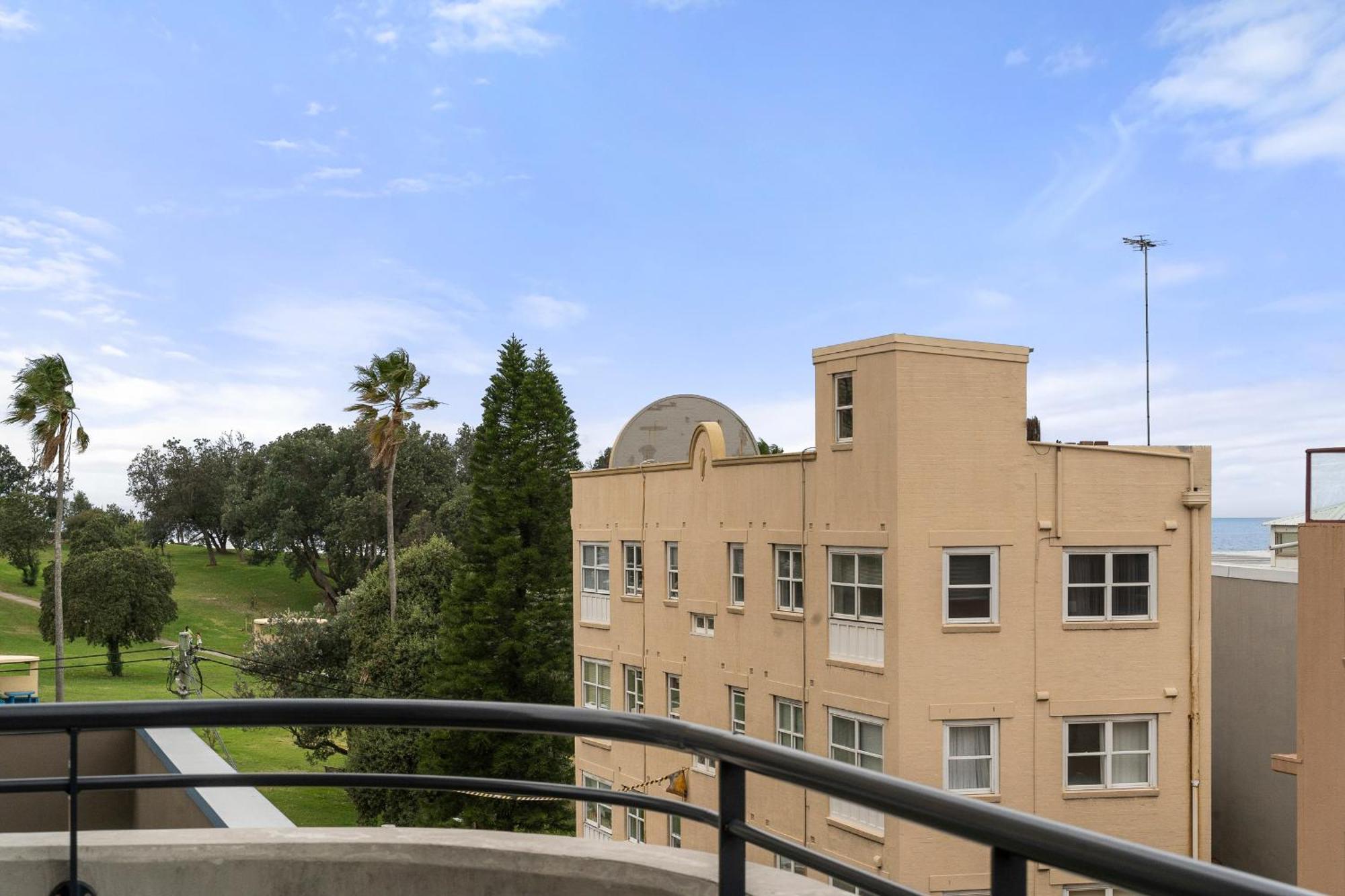 Inviting 2br Unit With Parking Near Coogee