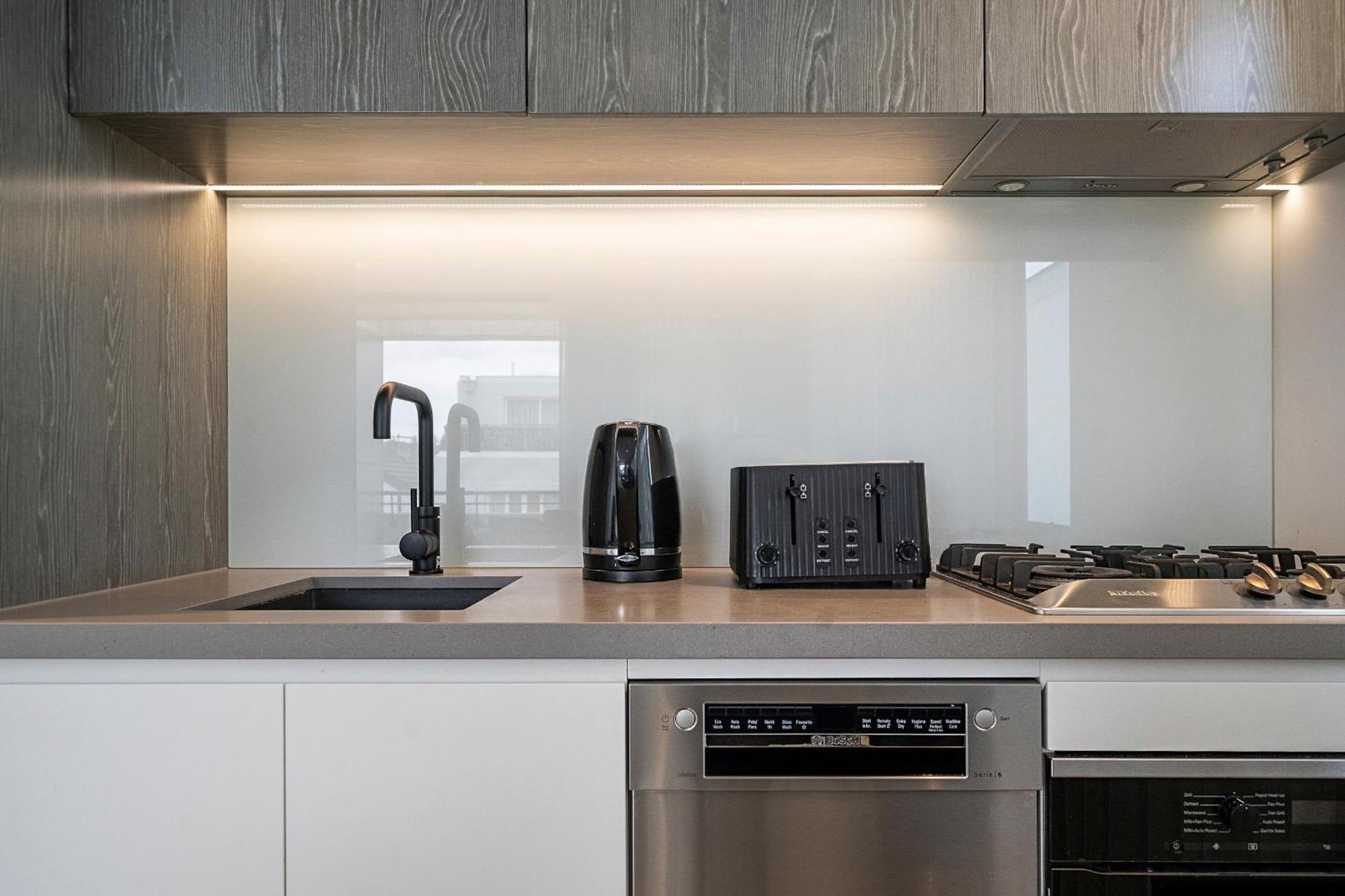 Inviting 2br Unit With Parking Near Coogee