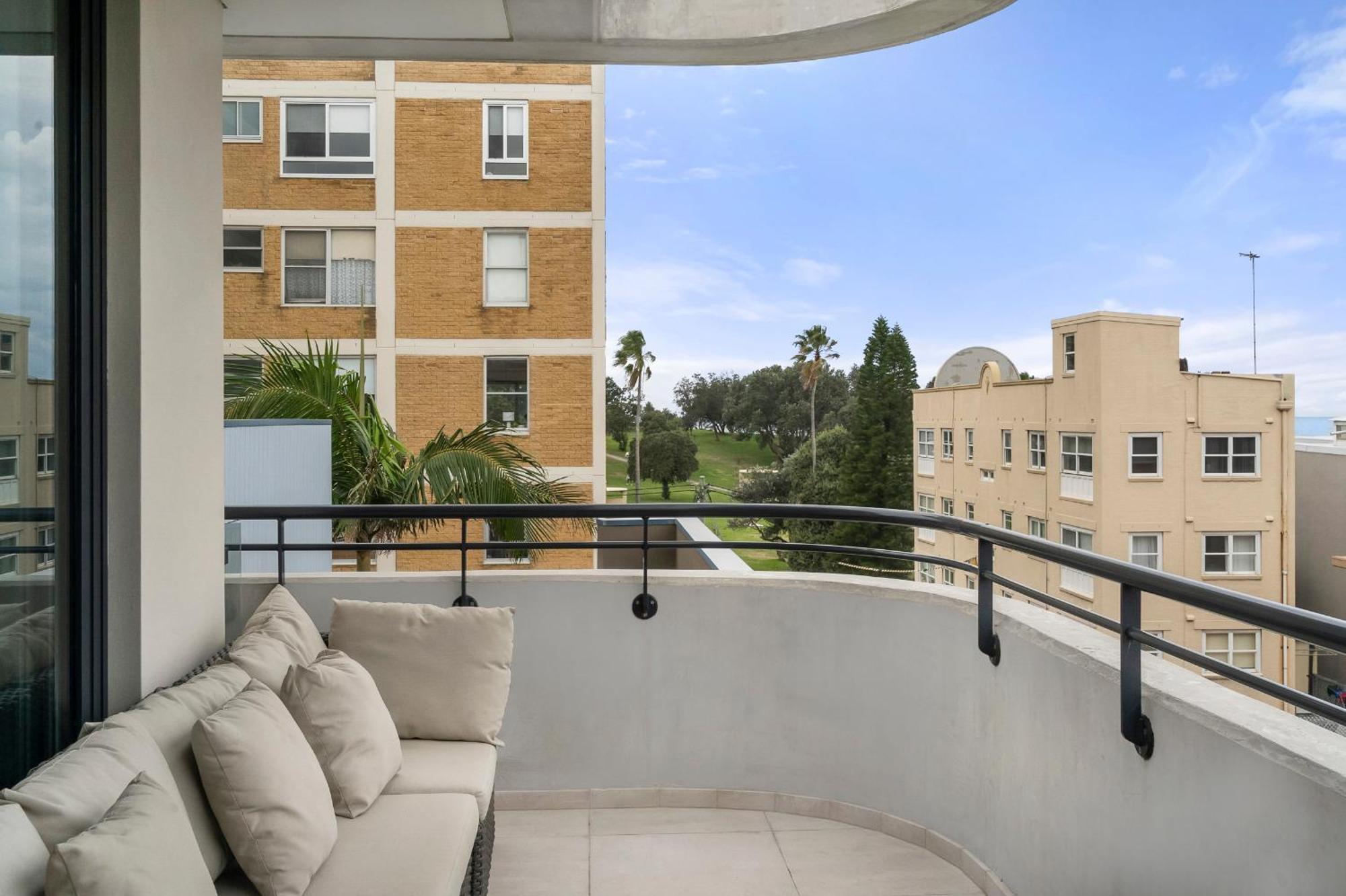 Apartment Inviting 2br Unit With Parking Near Coogee *