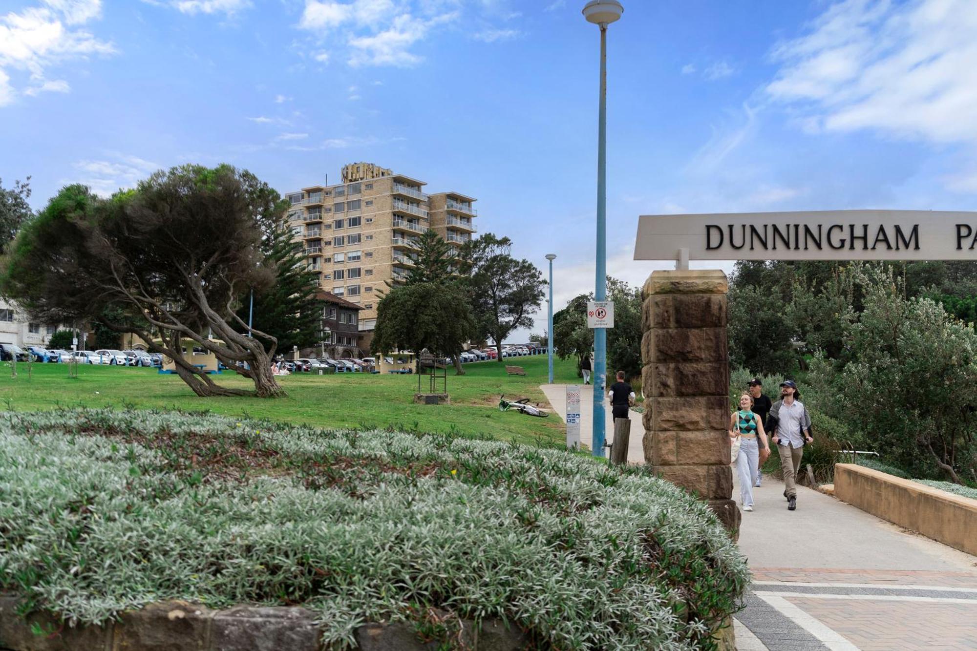 Inviting 2br Unit With Parking Near Coogee