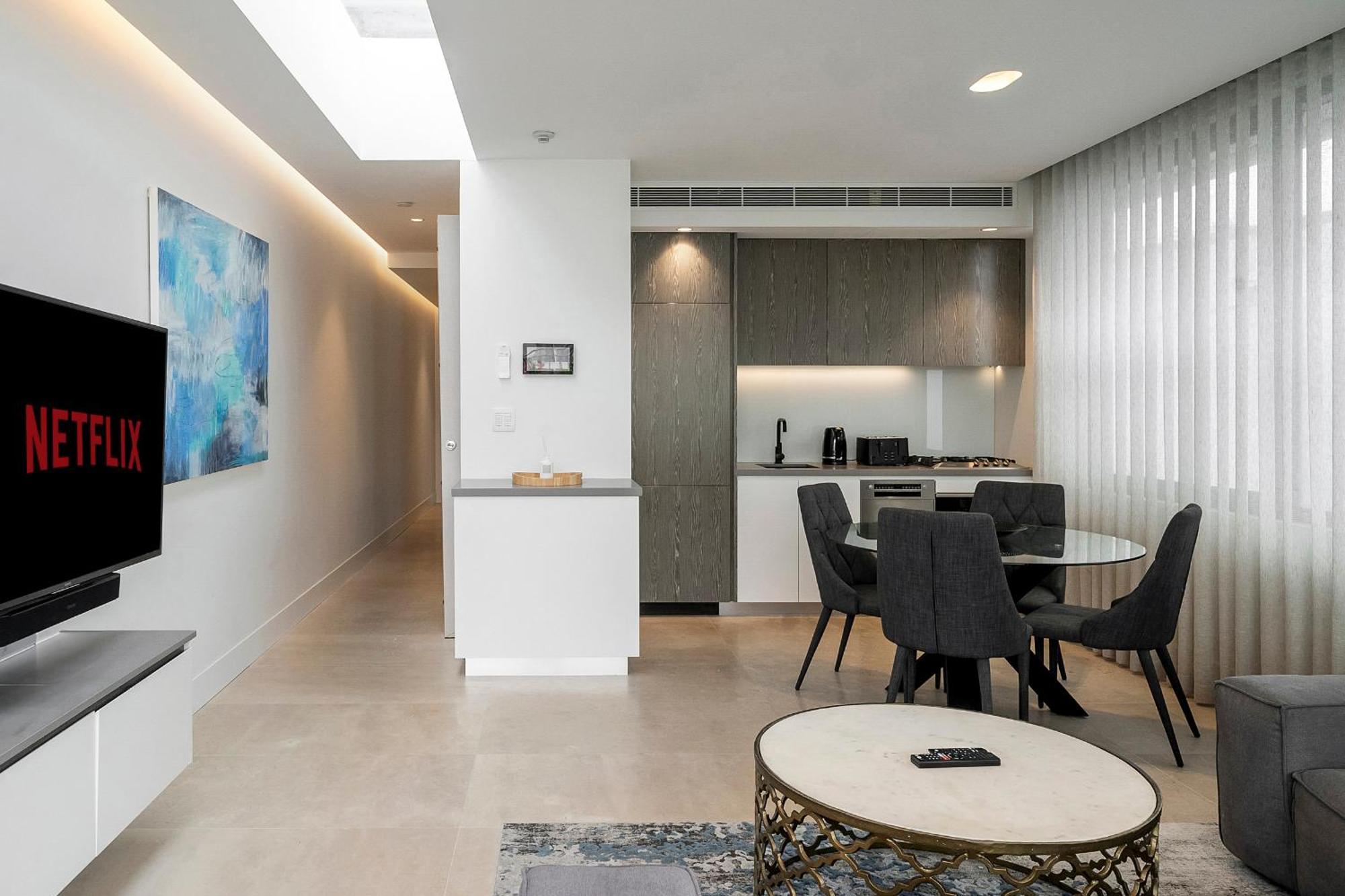 Inviting 2br Unit With Parking Near Coogee
